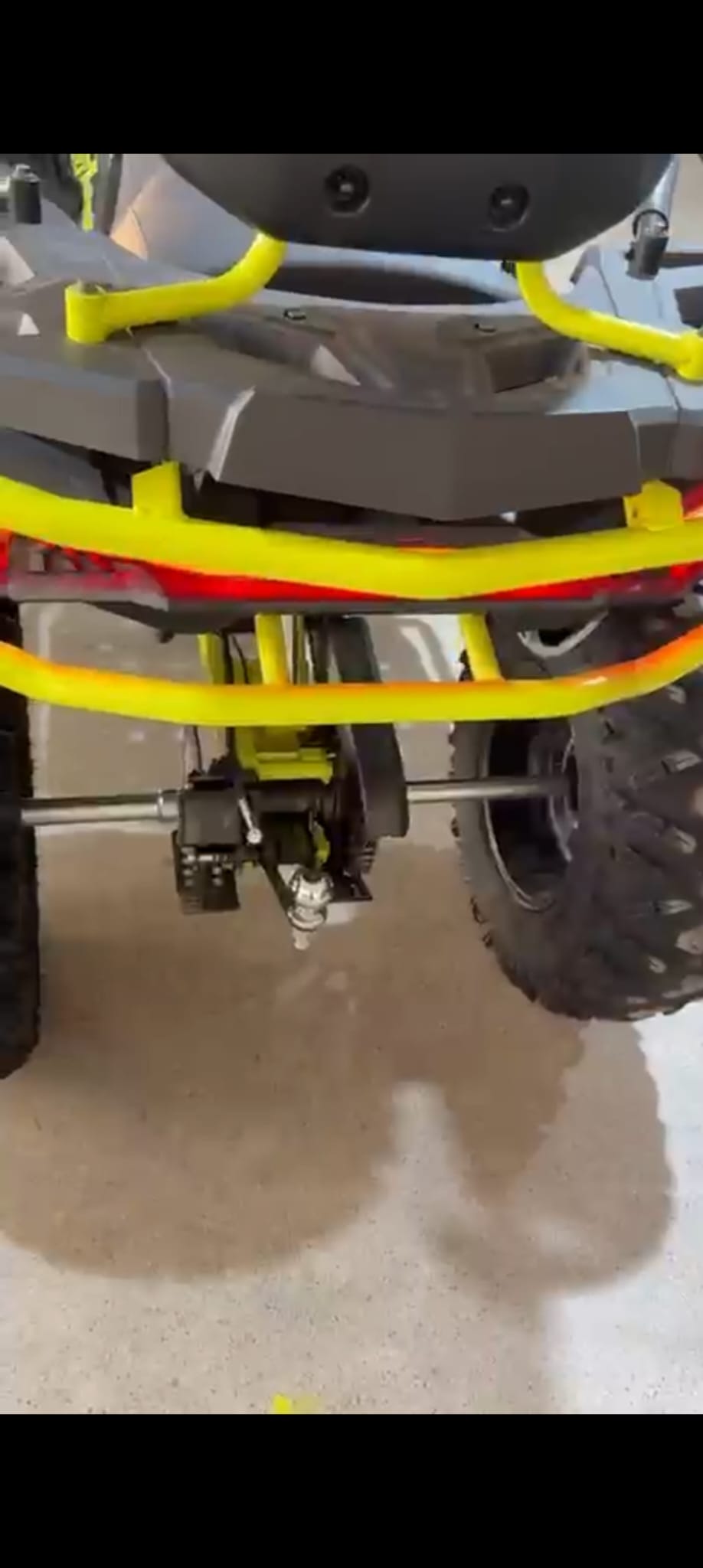 Quad gris dans un atelier